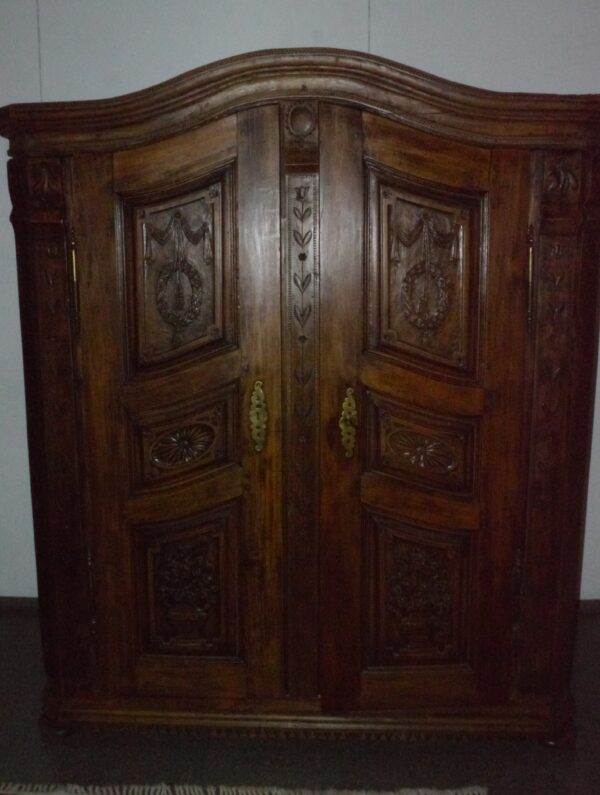Barockschrank mit Schnitzereien