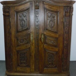 Barockschrank mit Schnitzereien