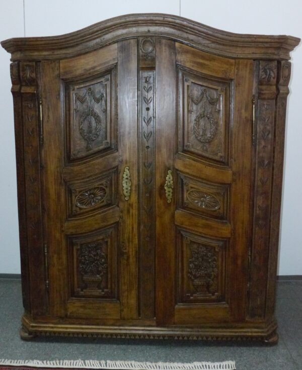 Barockschrank mit Schnitzereien