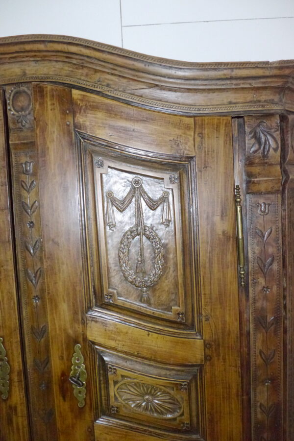 Barockschrank mit Schnitzereien