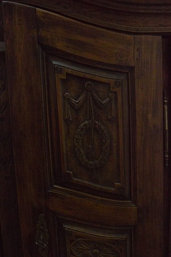 Barockschrank mit Schnitzereien