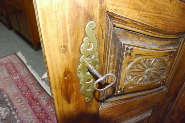 Barockschrank mit Schnitzereien