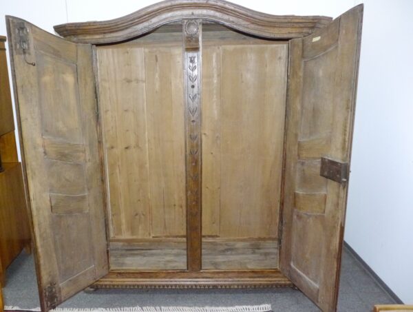 Barockschrank mit Schnitzereien