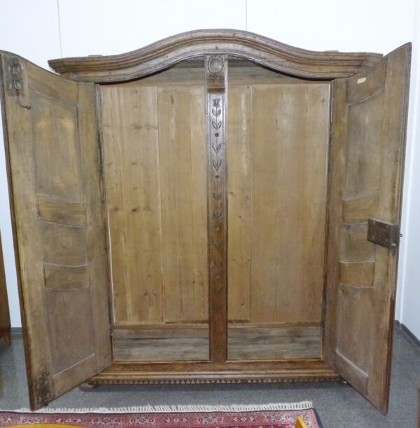 Barockschrank mit Schnitzereien