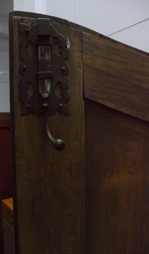 Barockschrank mit Schnitzereien
