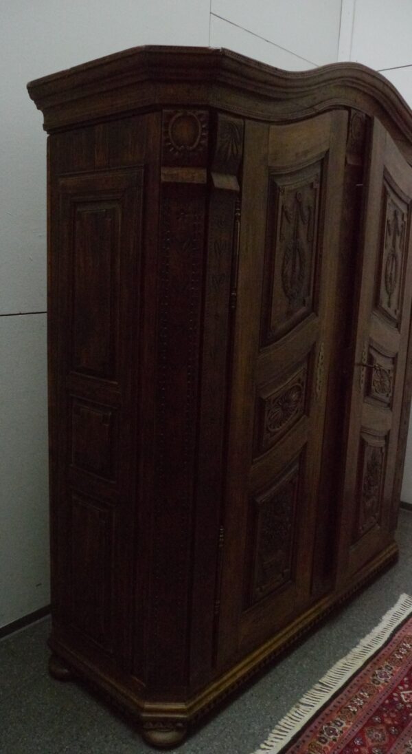 Barockschrank mit Schnitzereien