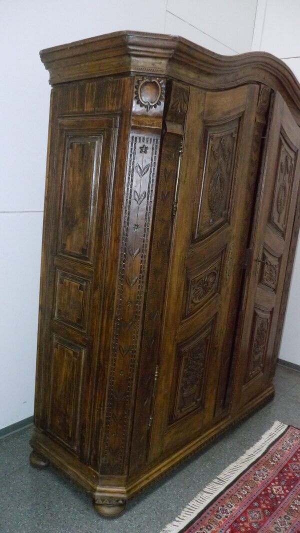 Barockschrank mit Schnitzereien
