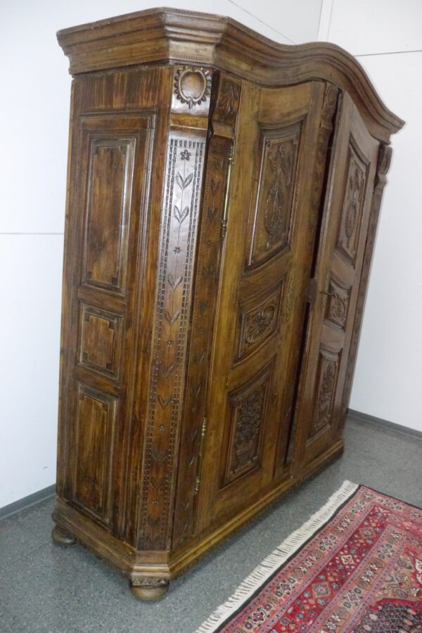 Barockschrank mit Schnitzereien